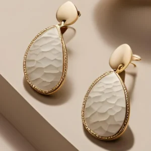 Boucles d’oreilles pendantes Solea en plaqué or et nacre blanche